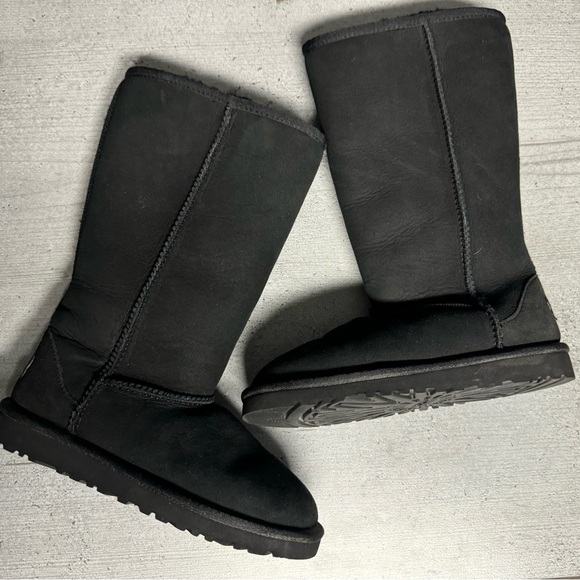 New UGG Youth 3 Black Classic Tall ll Boots 5229 Genuine Leather Sheepskin -$160 - Picture 1 of 10